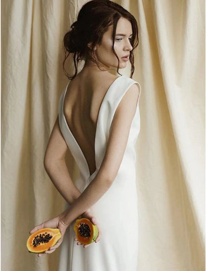 Vestidos de novia informales con espalda abierta y corte tubo/columna, escote redondo, sin mangas, cola larga/cepillo, de satén