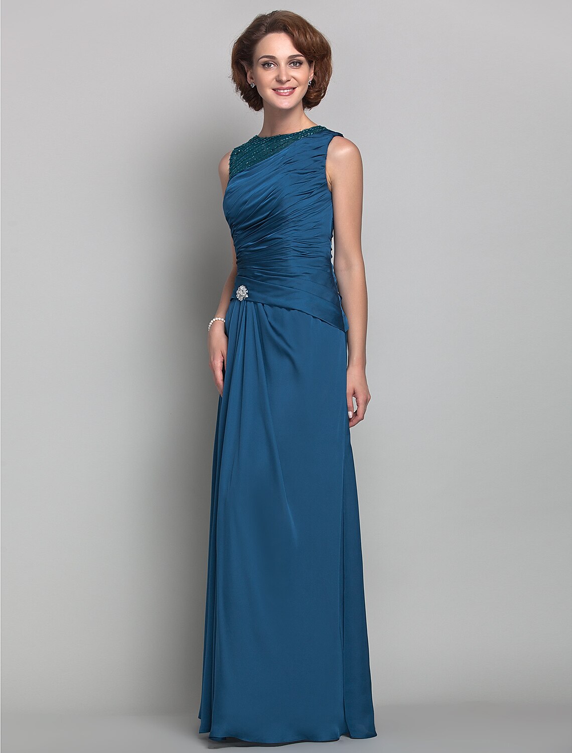 Vestido de madre de la novia de corte tubo/columna, de inspiración vintage, con escote joya, largo hasta el suelo, de satén en gasa, sin mangas y con cuentas