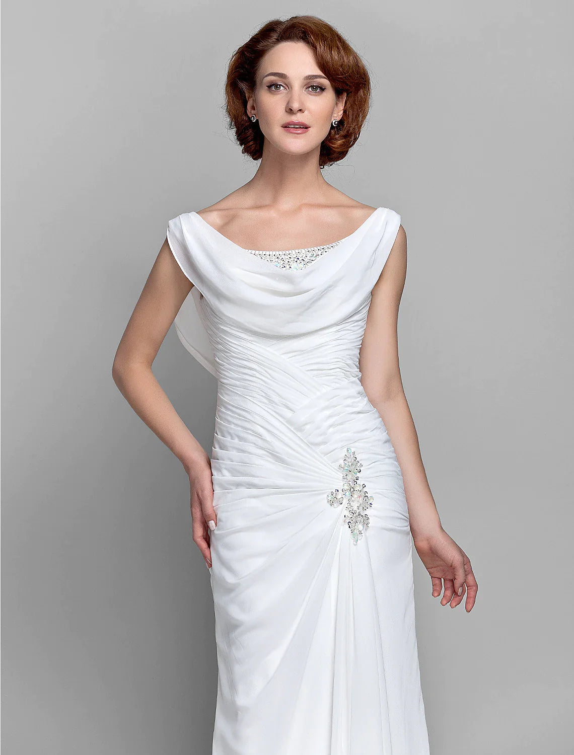 Vestido de madre de la novia de estilo tubo/columna, de inspiración vintage, cuello vuelto, largo hasta el suelo, de gasa, sin mangas, con botones y cristales entrecruzados.