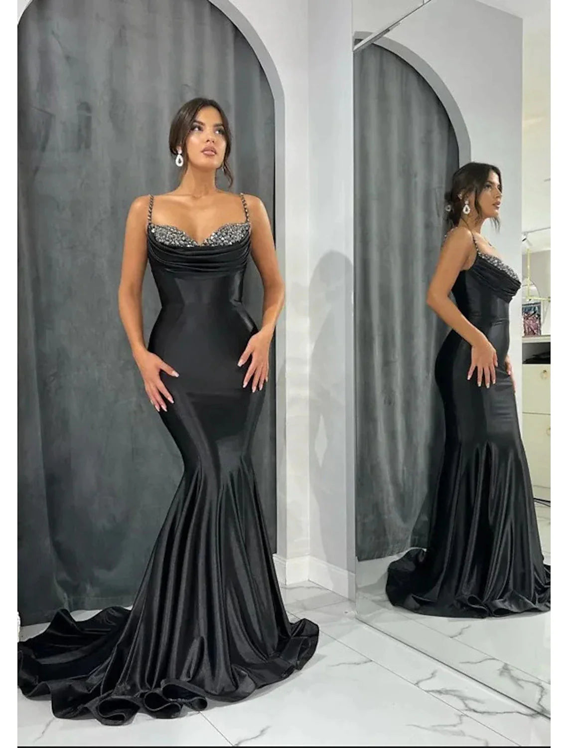 Vestido de noche de sirena/trompeta con espalda abierta, vestido formal de noche, cola de corte, sin mangas, escote corazón, charmeuse con cristales brillantes
