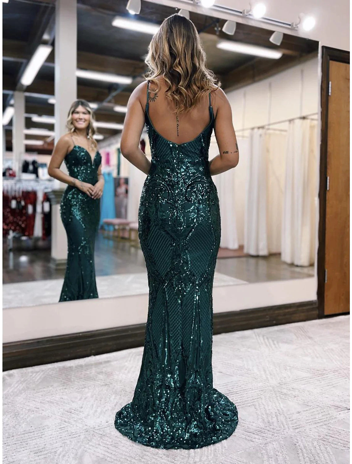Vestidos de fiesta de sirena/trompeta, brillantes y con brillo, formales, con cola larga/cortada, sin mangas, escote en V, con lentejuelas y espalda descubierta.