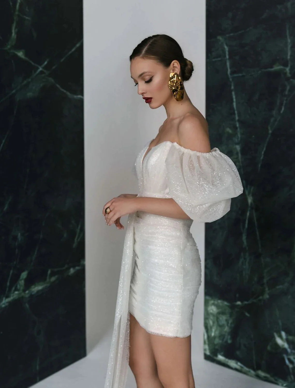 Recepción Brillo y resplandor Vestidos blancos pequeños Vestidos de novia Tubo/Columna Escote en V Manga corta Corto/Mini Vestidos de novia con lentejuelas y fruncido