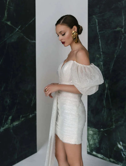 Recepción Brillo y resplandor Vestidos blancos pequeños Vestidos de novia Tubo/Columna Escote en V Manga corta Corto/Mini Vestidos de novia con lentejuelas y fruncido