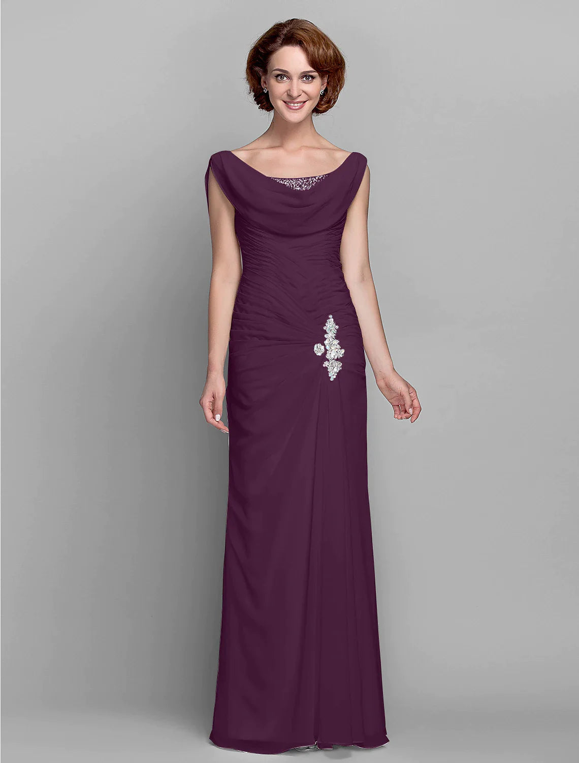 Vestido de madre de la novia de estilo tubo/columna, de inspiración vintage, cuello vuelto, largo hasta el suelo, de gasa, sin mangas, con botones y cristales entrecruzados.