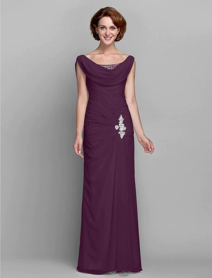 Vestido de madre de la novia de estilo tubo/columna, de inspiración vintage, cuello vuelto, largo hasta el suelo, de gasa, sin mangas, con botones y cristales entrecruzados.