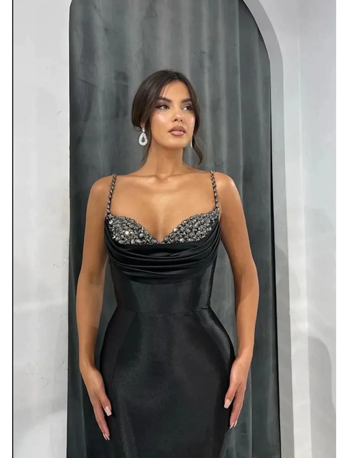 Vestido de noche de sirena/trompeta con espalda abierta, vestido formal de noche, cola de corte, sin mangas, escote corazón, charmeuse con cristales brillantes