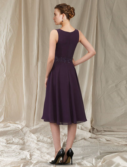 Vestido de dos piezas para madre de la novia, estilo columna/vestido estilo iglesia, elegante, con escote joya, largo hasta la rodilla, de gasa, con encaje, sin mangas y pliegues y apliques.