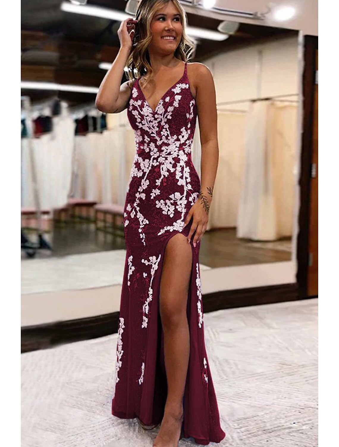 Vestidos de fiesta de sirena/trompeta, sexy, formal, con cola larga/cepillo, sin mangas, escote en V, tul, espalda descubierta y apliques con aberturas.