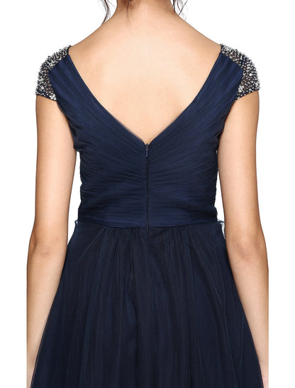 Vestido minimalista de corte tubo/columna para invitada de boda, asimétrico, manga corta, escote en V, tul, espalda en V con pliegues entrecruzados y abalorios.