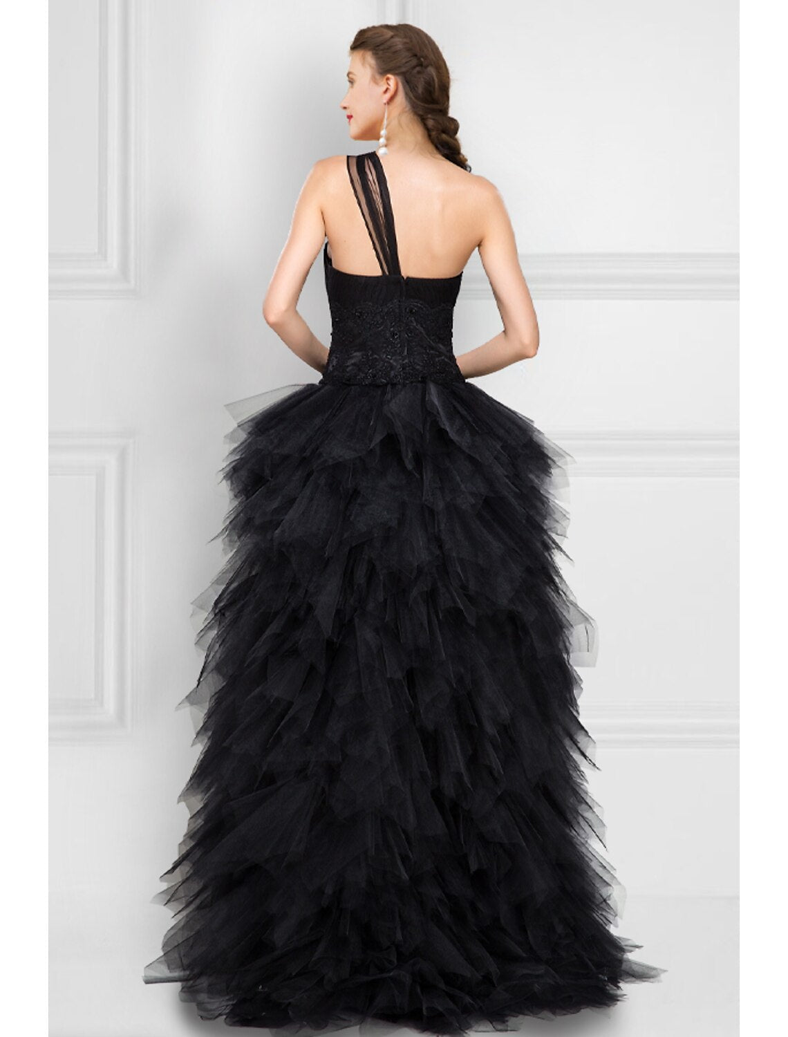 Vestido de fiesta negro de tul con escote en V, asimétrico, sin mangas, con un solo hombro y espalda descubierta en color puro.