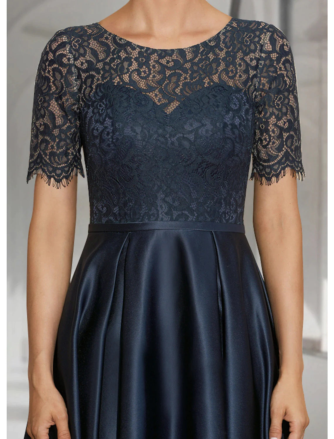 Vestido de Madre de la Novia de Corte A para Invitadas de Boda Elegante Cuello Alto y Bajo con Joya Asimétrico Largo hasta la Rodilla Encaje de Satén Manga Corta con Pliegues