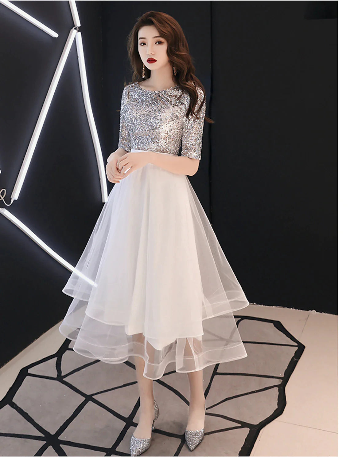 Vestido de cóctel blanco brillante de corte A para fiesta de graduación, escote joya, media manga, largo hasta la rodilla, satén con capa de lentejuelas