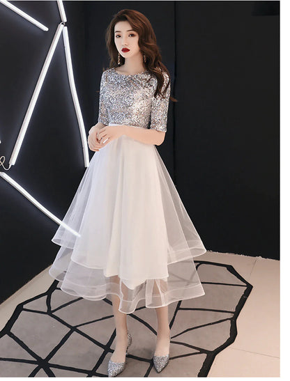 Vestido de cóctel blanco brillante de corte A para fiesta de graduación, escote joya, media manga, largo hasta la rodilla, satén con capa de lentejuelas