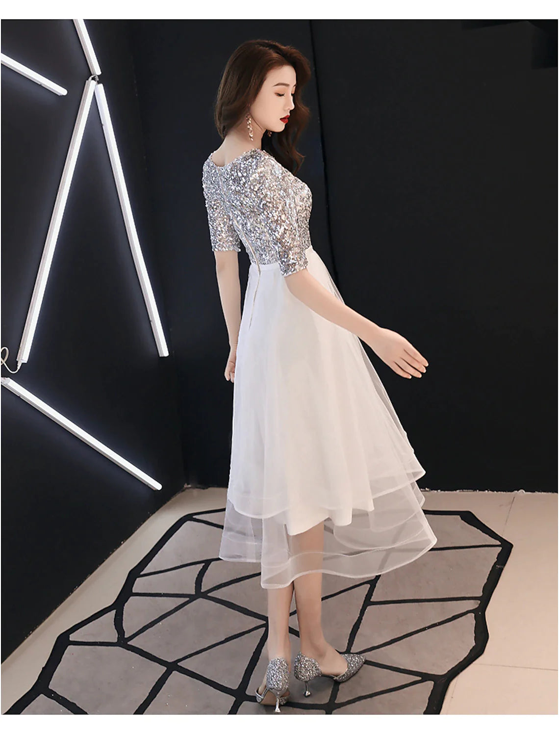 Vestido de cóctel blanco brillante de corte A para fiesta de graduación, escote joya, media manga, largo hasta la rodilla, satén con capa de lentejuelas