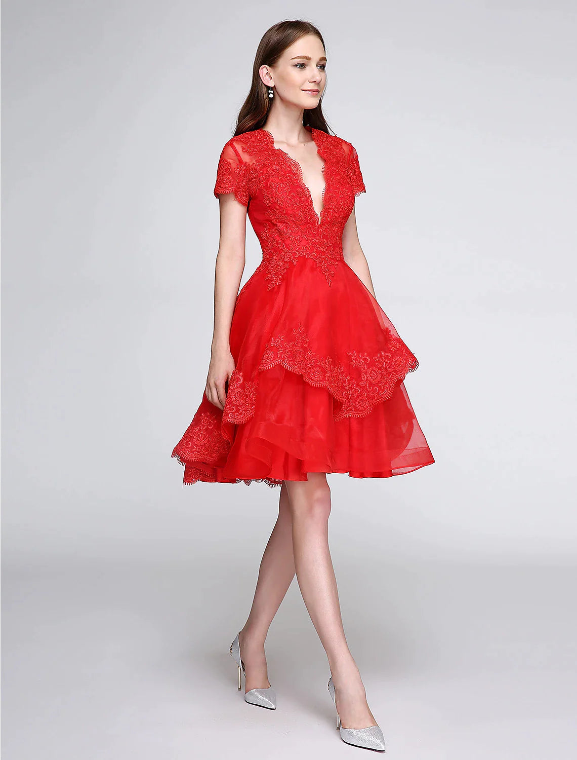 Vestido de fiesta bonito, vestido de cóctel, largo hasta la rodilla, manga corta, escote pronunciado, organza con botones y apliques.