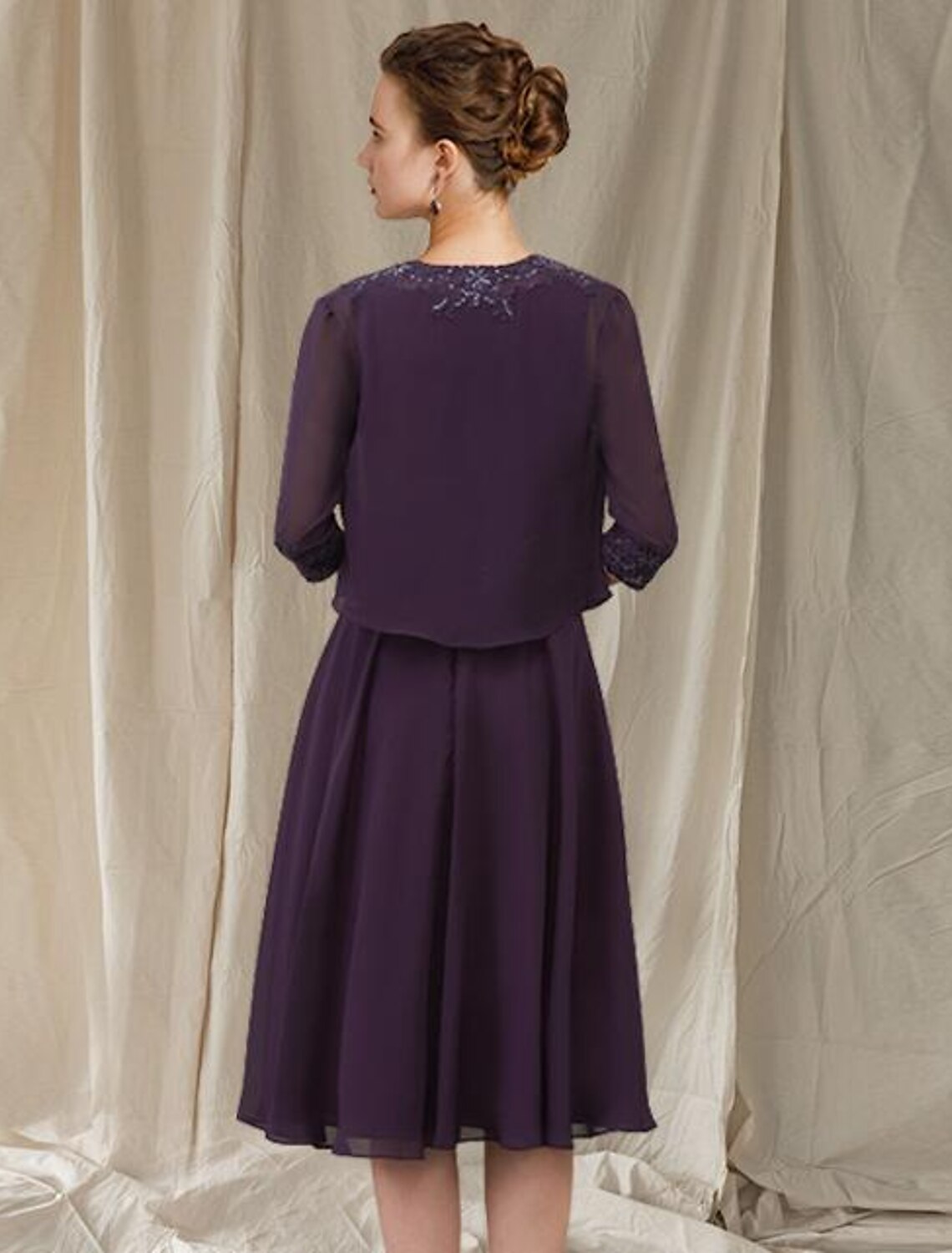 Vestido de dos piezas para madre de la novia, estilo columna/vestido estilo iglesia, elegante, con escote joya, largo hasta la rodilla, de gasa, con encaje, sin mangas y pliegues y apliques.