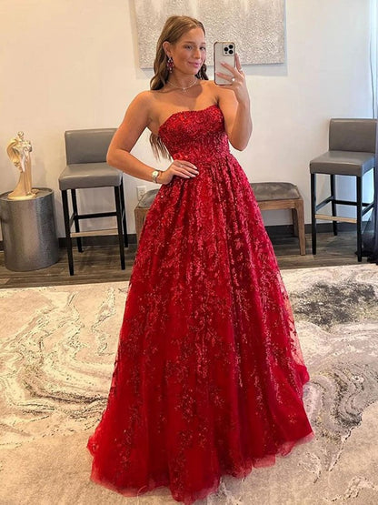 Vestidos de corte A/princesa con apliques de tul, sin tirantes, sin mangas y con cola larga