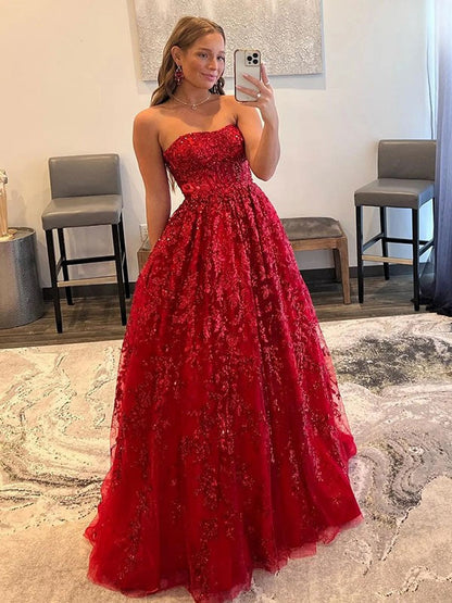 Vestidos de corte A/princesa con apliques de tul, sin tirantes, sin mangas y con cola larga