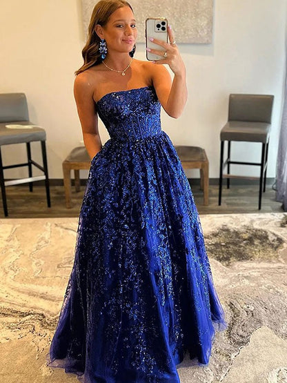 Vestidos de corte A/princesa con apliques de tul, sin tirantes, sin mangas y con cola larga