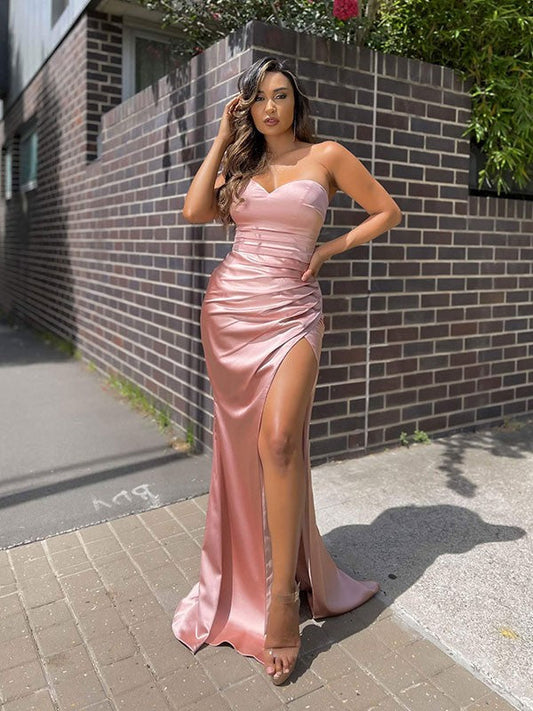 Vestidos de corte tubo/columna de satén tipo seda, fruncidos, escote corazón, sin mangas, con cola larga