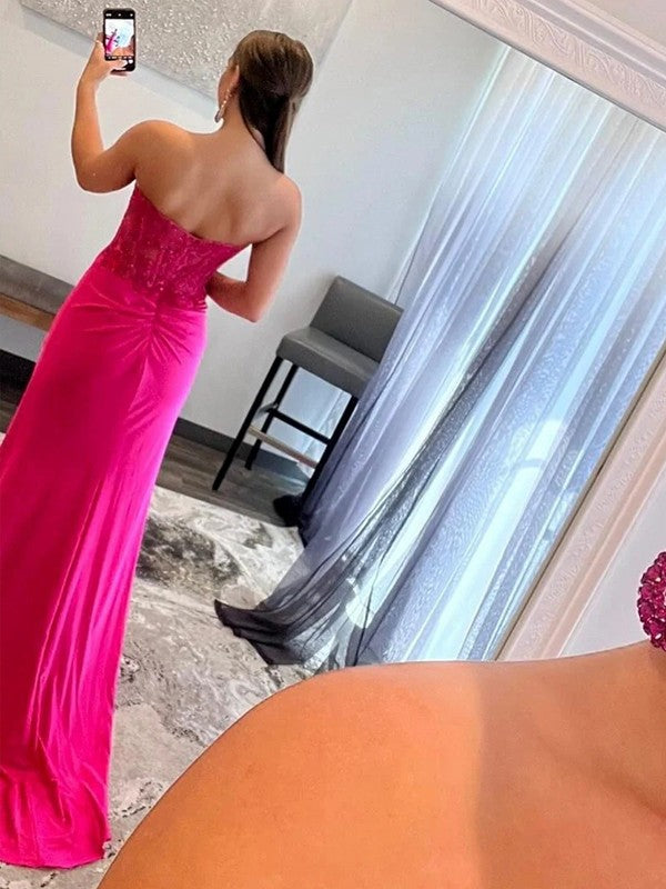 Vestidos de corte tubo/columna con apliques de crepé elástico, escote corazón, sin mangas y cola larga