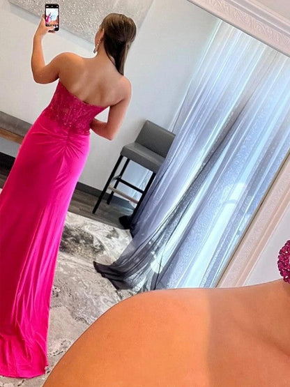 Vestidos de corte tubo/columna con apliques de crepé elástico, escote corazón, sin mangas y cola larga