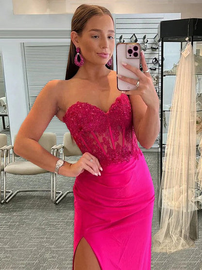 Vestidos de corte tubo/columna con apliques de crepé elástico, escote corazón, sin mangas y cola larga