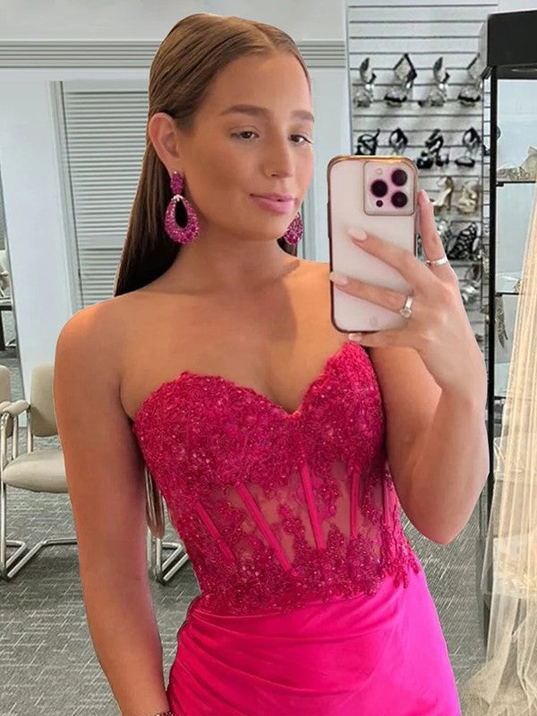 Vestidos de corte tubo/columna con apliques de crepé elástico, escote corazón, sin mangas y cola larga