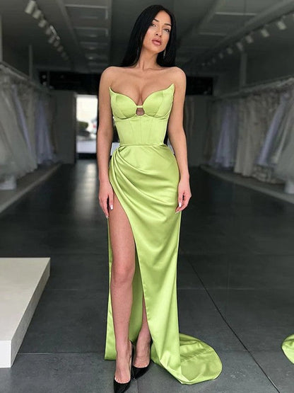 Vestidos de satén con escote en forma de corazón, fruncidos, sin mangas y con cola larga