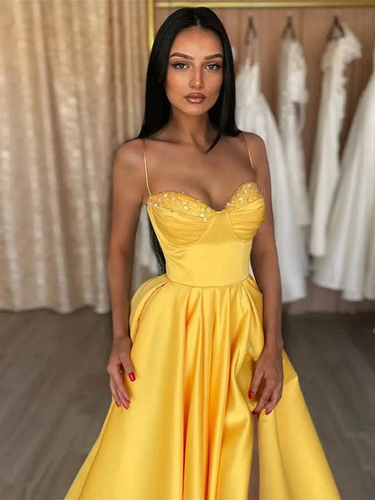 Vestidos de satén con volantes, tirantes finos, sin mangas y corte princesa hasta el suelo