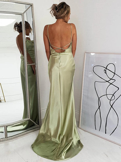 Vestidos de corte tubo/columna de satén tipo seda con frunces, tirantes finos, sin mangas y con cola larga