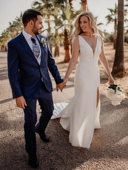 Vestidos de novia de corte tubo/columna en crepé elástico, escote en V, sin mangas y con cola de corte