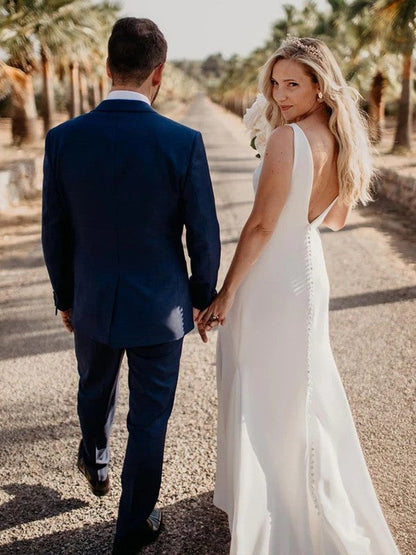 Vestidos de novia de corte tubo/columna en crepé elástico, escote en V, sin mangas y con cola de corte
