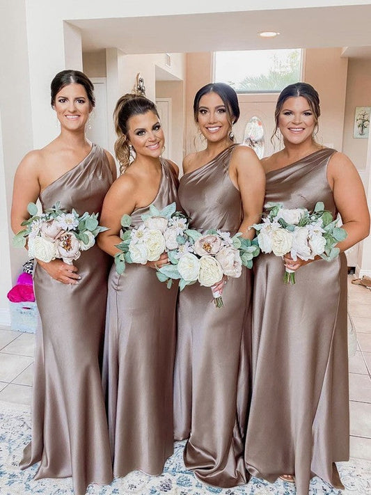 Vestidos de dama de honor de corte tubo/columna, de satén tipo seda, fruncidos, con un solo hombro, sin mangas y hasta el suelo