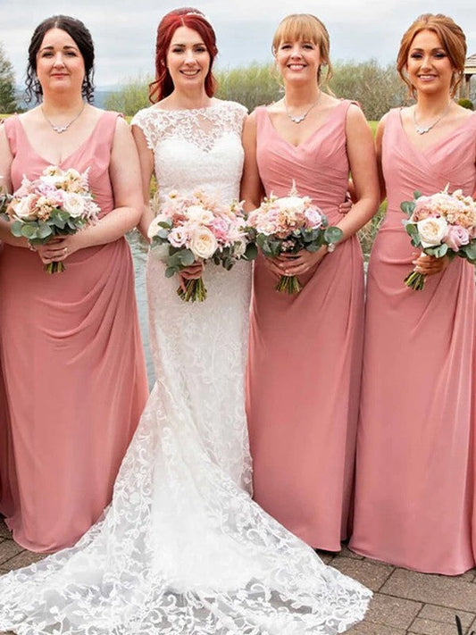 Vestidos de dama de honor de corte tubo/columna de gasa fruncida, escote en V, sin mangas y hasta el suelo