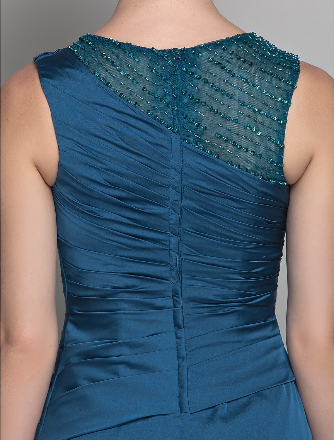 Vestido de madre de la novia de corte tubo/columna, de inspiración vintage, con escote joya, largo hasta el suelo, de satén en gasa, sin mangas y con cuentas