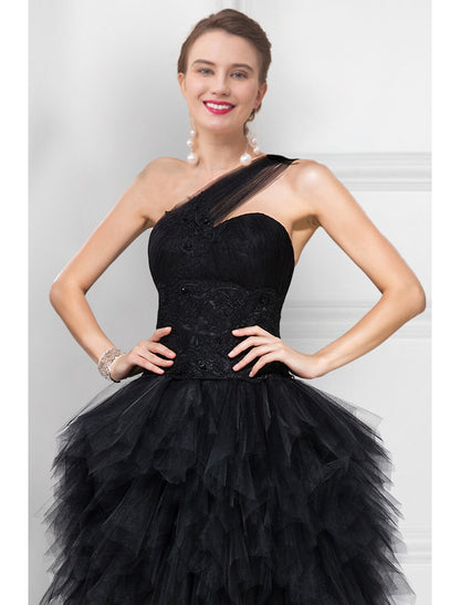 Vestido de fiesta negro de tul con escote en V, asimétrico, sin mangas, con un solo hombro y espalda descubierta en color puro.