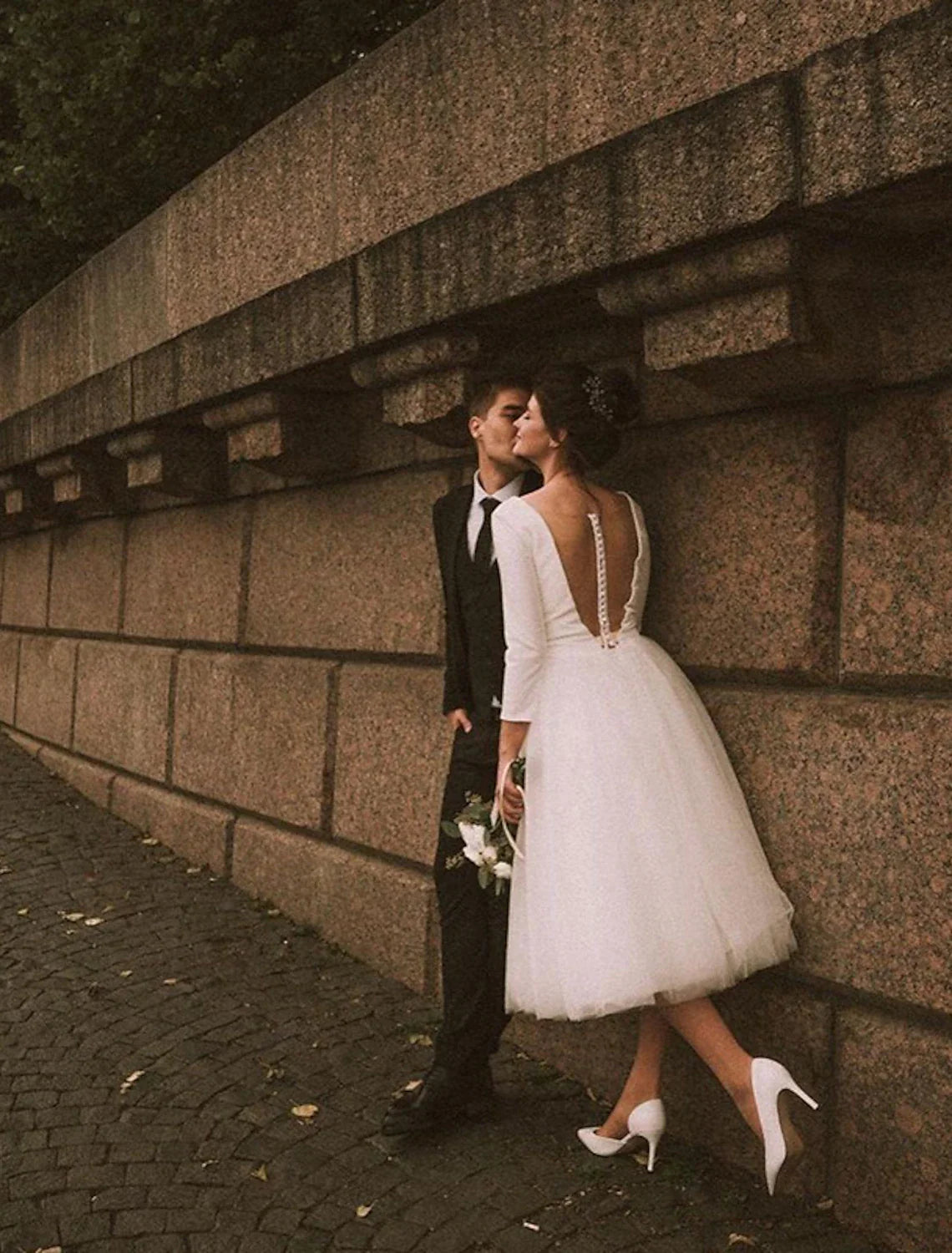 Vestidos de novia blancos pequeños de recepción vintage de los años 1940/1950, vestidos de novia de corte A con cuello en V, manga larga, largo hasta la rodilla de satén con
