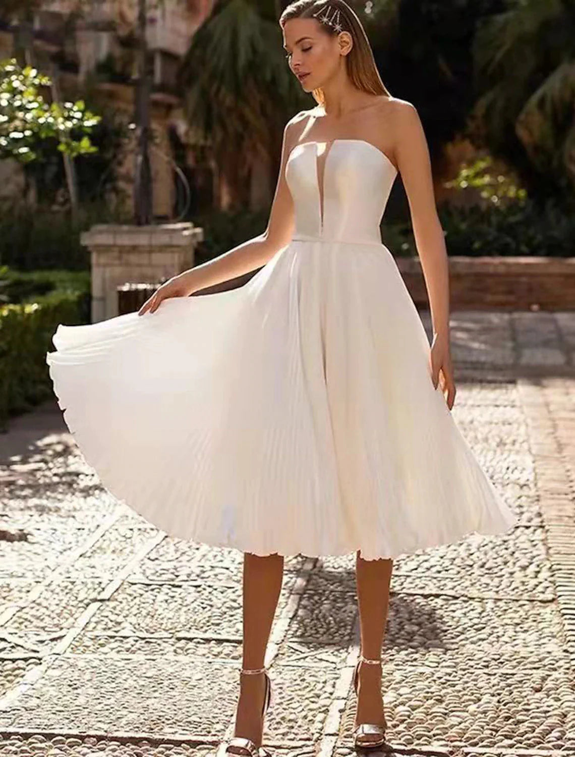 Vestidos de novia blancos cortos de recepción, vestidos de novia de corte A, escote corazón, sin tirantes, hasta la rodilla, de satén, con faja/cinta.