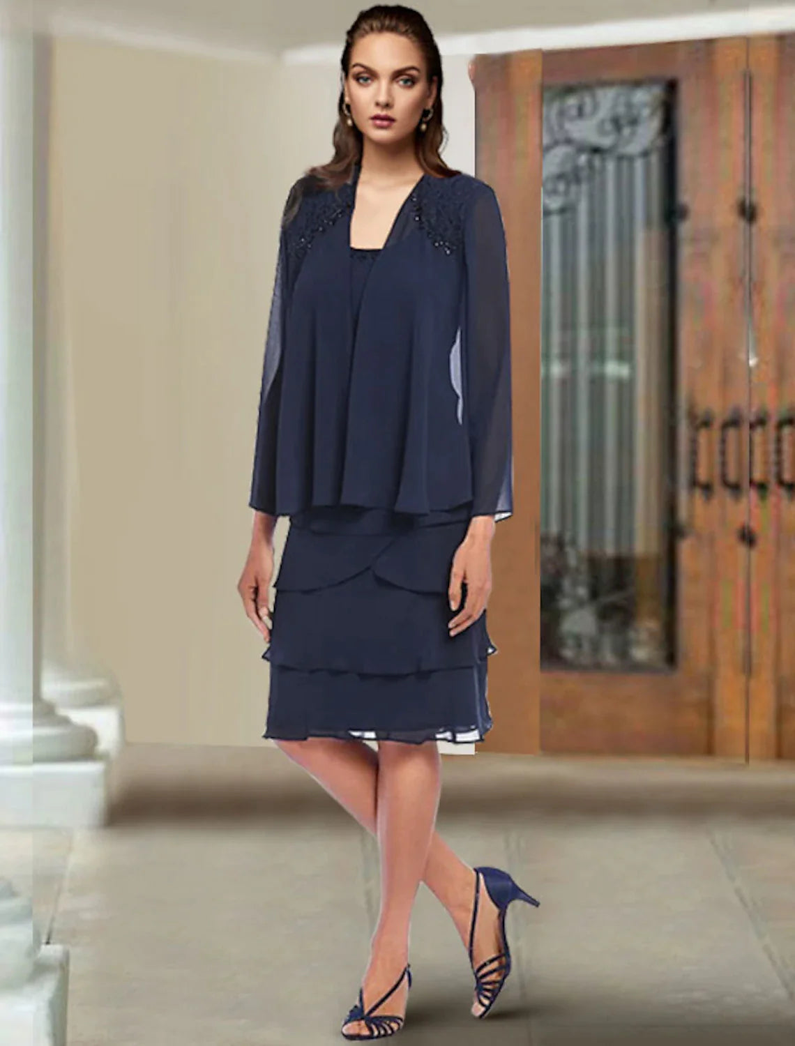 Vestido elegante de dos piezas para madre de la novia, estilo tubo/columna, escote redondo, largo hasta la rodilla, de gasa, con encaje, sin mangas, cruzado con volantes y cuentas.