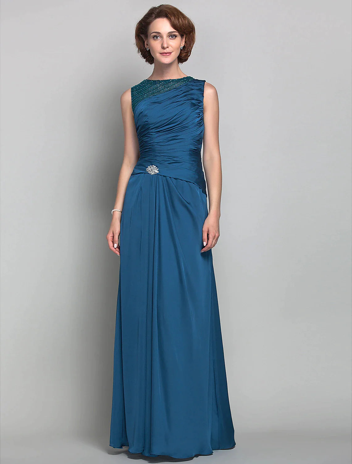Vestido de madre de la novia de corte tubo/columna, de inspiración vintage, con escote joya, largo hasta el suelo, de satén en gasa, sin mangas y con cuentas