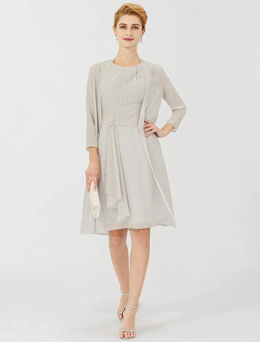 Vestido de madre de la novia con corte tubo/columna, formal, clásico y atemporal, elegante y lujoso, convertible, cuello joya, largo hasta la rodilla, de gasa, manga 3/4 con broche de cristal entrecruzado.