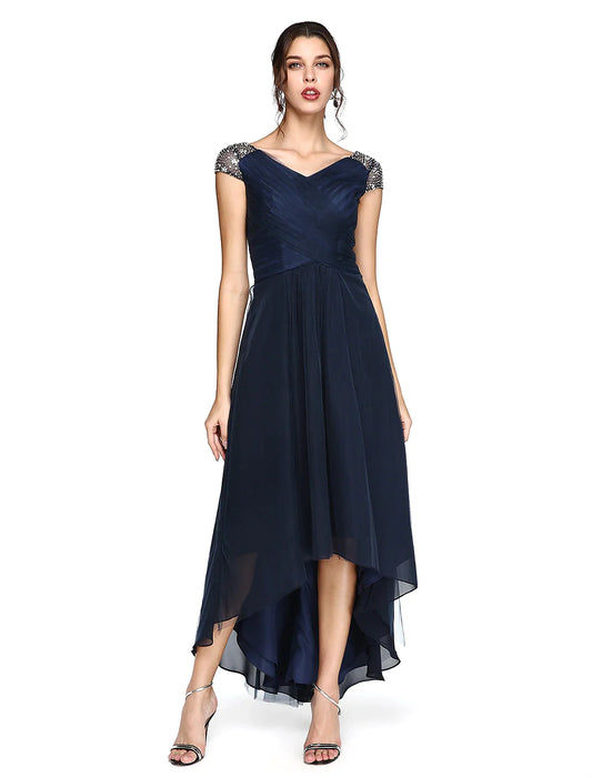 Vestido minimalista de corte tubo/columna para invitada de boda, asimétrico, manga corta, escote en V, tul, espalda en V con pliegues entrecruzados y abalorios.