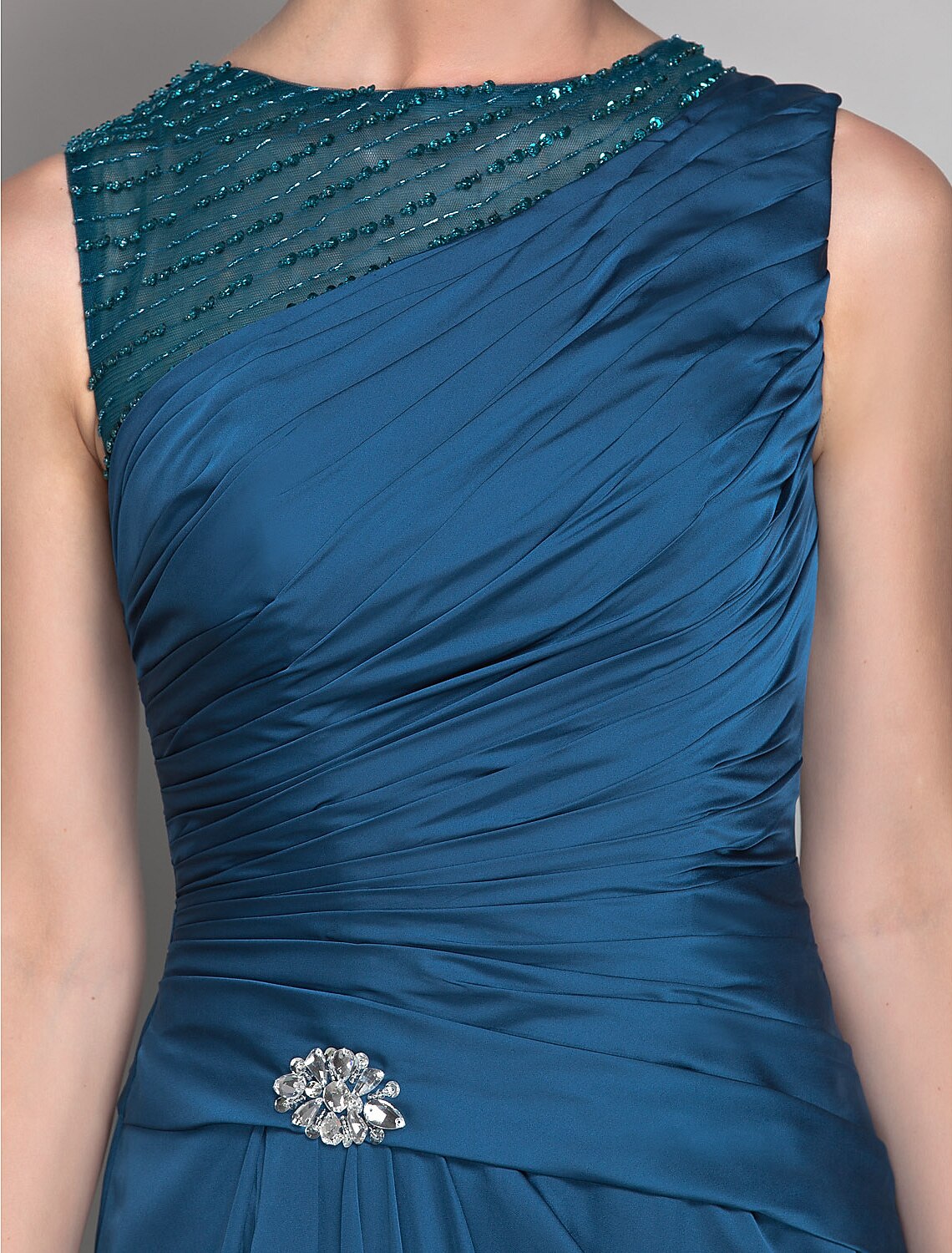 Vestido de madre de la novia de corte tubo/columna, de inspiración vintage, con escote joya, largo hasta el suelo, de satén en gasa, sin mangas y con cuentas
